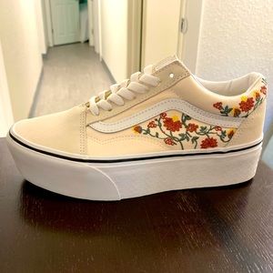 Vans Old Skool Stackform Floral Embroidery Ivory Platform Shoes. Size 7 Women’s
